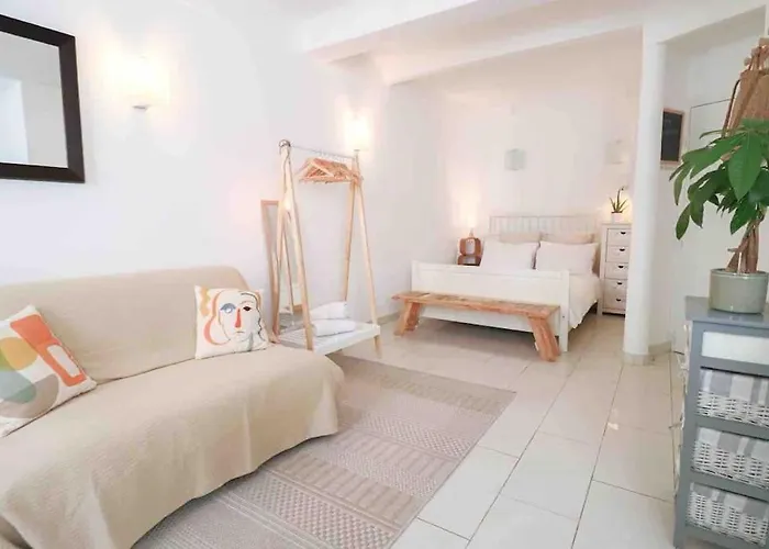 Cosy Situé En Plein Cœur Du Vieil Antibes.